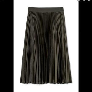 NWT H&M pleated skirt